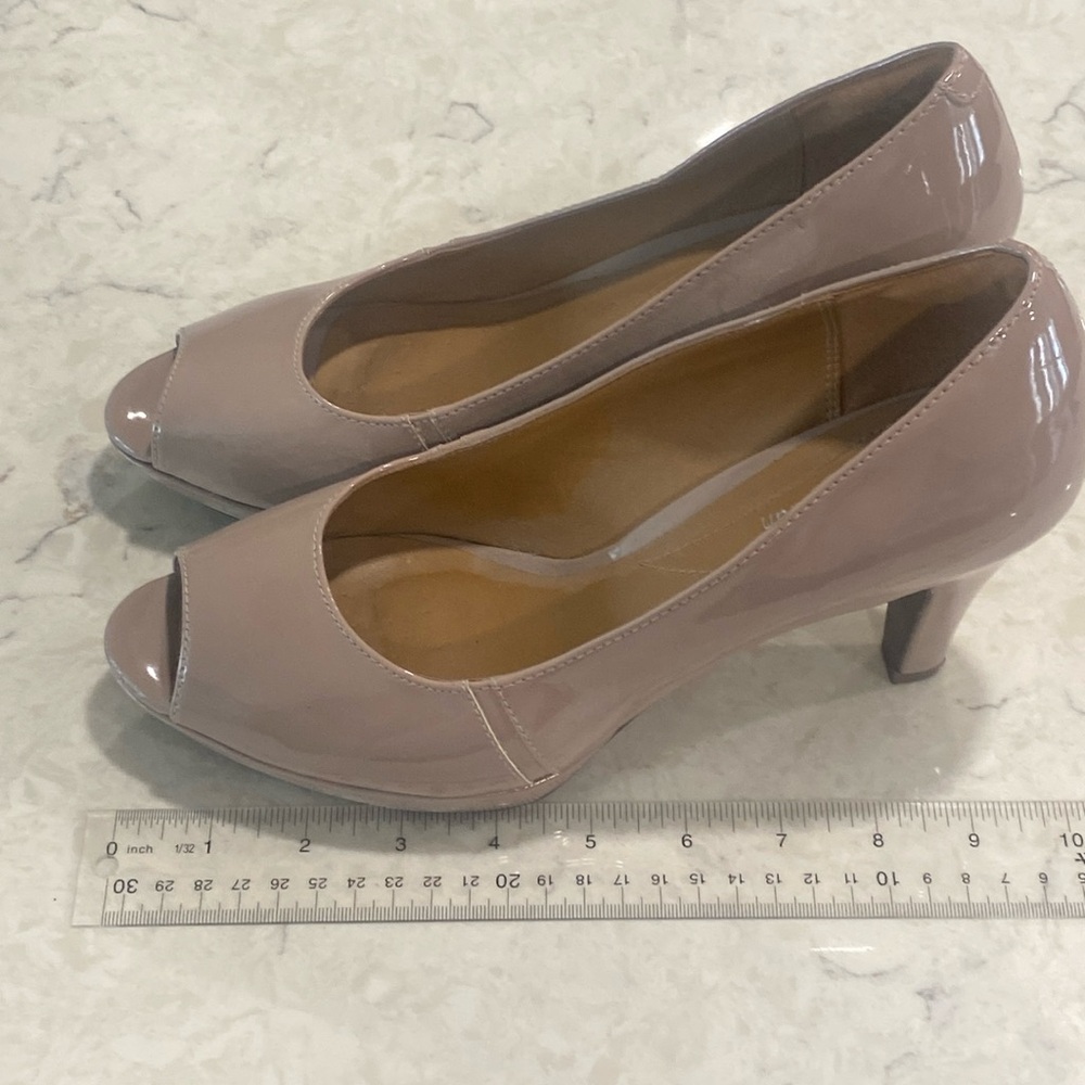 Clarks women’s size 9 1/2 soft cushion beige pattern leather